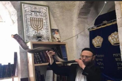 El Rabino Yaacov Sheperd tocando el Shofar en la Yeshivá Disporá de Israel.