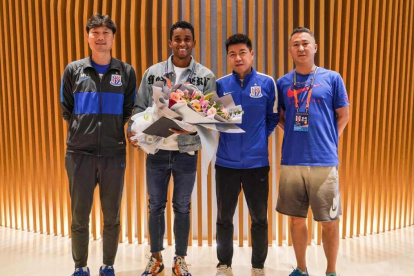 Fidel Martínez, delantero ecuatoriano, ya posa con la casaquilla del Shanghai Shenhua de China.
