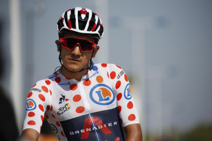 Richard Carapaz, ciclista ecuatoriano, con el maillot de las "pepas rojas", que lo certifica como líder de la montaña.