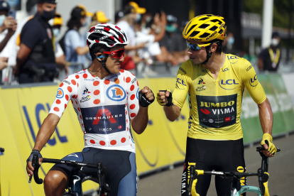 Richard Carapaz y Primoz Roglic conversan antes de la etapa 19 de este viernes. Los dos tienen posibilidades de quedarse con el premio de Montaña. Roglic va por todo