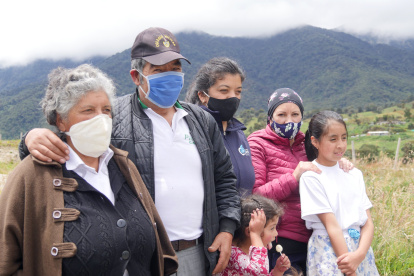 La familia de Richard Carapaz lo apoya desde su natal Carchi. Siempre salen a la calle para mirar los festejos