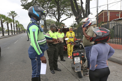 Controles. La ATM y la Policía abordan a una pareja que viaja en moto.