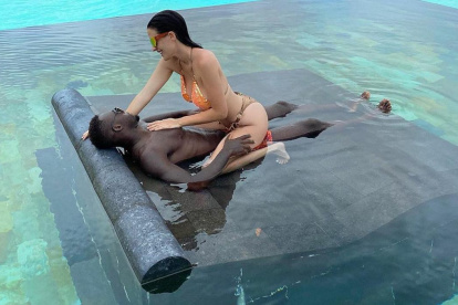 Felipe Caicedo en un momento de relax junto a María García, su esposa.