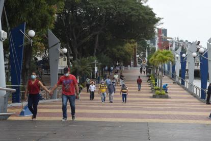 Como en todo espacio público, los usuarios del malecón deben usar mascarilla.
