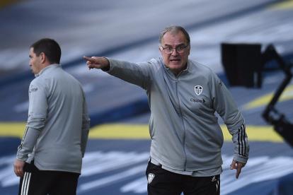 Marcelo Bielsa, estratega del Leeds United, da instrucciones a sus dirigidos en la victoria ante el Fulham.