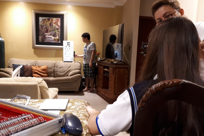 Cansancio. En apenas cuatro meses, la visión de Dallyana se vio afectada por el aumento del uso de la computadora.