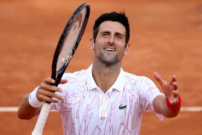 El tenista serbio celebra luego de alcanzar su boleto a la final.