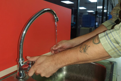 La potabilización del agua se realiza en espacios cerrados, confirma la entidad.