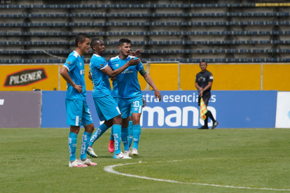 Los jugadores de Universidad Catolica celebran el gol de Facundo Martínez, que igualó el trámite.