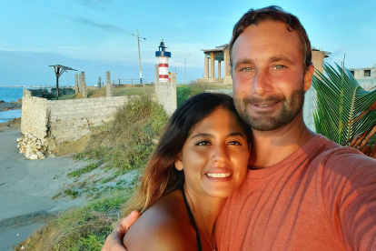 Evelin y Corey viven en Engabao, cerca de Playas, el balneario ecuatoriano que es mostrado al mundo por la cadena internacional TLC.