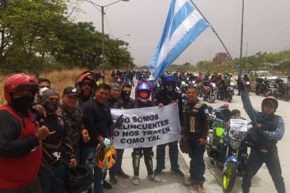 Motociclistas reunidos frente al Parque Samanes.