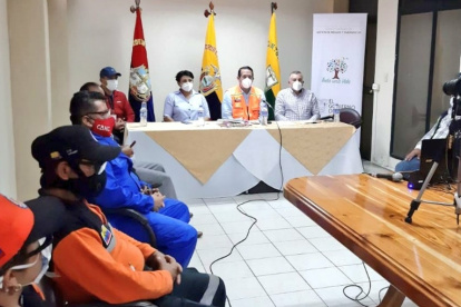 El director de Riesgo junto a las autoridades locales de Cumandá y Pallatanga en la provincia de Chimborazo.