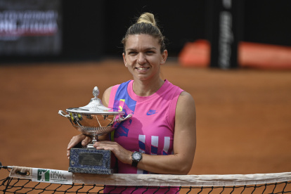 La tenista rumana se adjudico el trofeo tras el retiro por lesión de Karolina Pliskova, cuando iba perdiendo por 6-0 y 2-1.