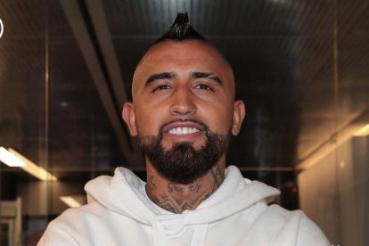 El nuevo club del futbolista chileno publicó una foto de su llegada oficial para los chequeos médicos.