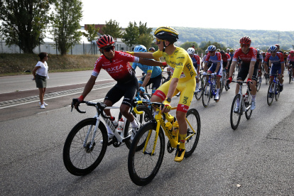 El equipo Arkéa-Samsic, que fue liderado por el colombiano Nairo Quintana (i) en el Tour de Francia, es investigado por sospecha de dopaje.