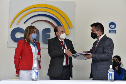 Gustavo Larrea se mostró escéptico de las encuestas que no le son favorables.