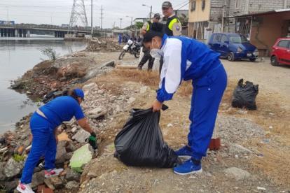 El fin de semana, en distintos puntos de Guayaquil y Durán la Policía realizó mingas con los habitantes de los barrios.