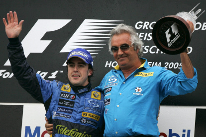 REN20 HOCKENHEIM (ALEMANIA) 16/09/09.- Foto de archivo tomada el 24 de julio del 2005 del director de la escudería de Fórmula Uno Renault, el italiano Flavio Briatore (dcha), junto al piloto español Fernando Alonso mientras celebran la victoria en el Gran Premio de Alemania de Fórmula Uno en el circuito de Hockenheim (Alemania). La escudería ING Renault F1 ha emitido un comunicado hoy miércoles 16 de septiembre en el que se indica que el director de la misma, el italiano Flavio Briatore, y el director técnico, Pat Symonds, han abandonado la misma. EFE/Rainer Jensen
