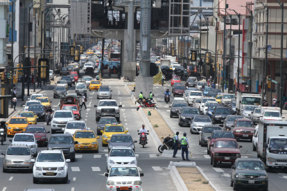 Tránsito. Así fue el escenario en algunas calles de Guayaquil luego que el COE Cantonal decidiera eliminar la restricción de circulación.