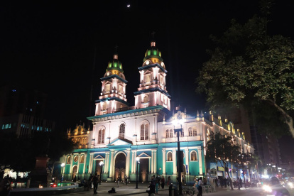 Hecho. Diferentes sitios turísticos de la urbe se pintaron de este color.