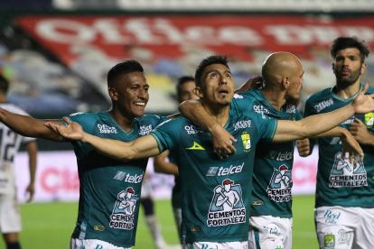 Ángel Mena (c) volvió a ser la figura de León, está vez en el triunfo ante Pumas.