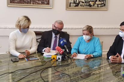 La firma del convenio se realizó en la  sala del despacho municipal.