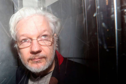 Julian Assange contó al psiquiatra que oía voces que le decían: "Eres polvo, estás muerto, venimos a buscarte".