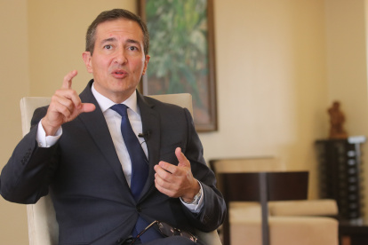 El precandidato es abogado especializado en Contratación Pública con más de veinte años trabajando en el sector petrolero, minero y de energía.