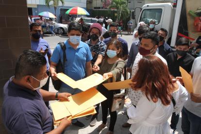 Hecho. Ayer, más de 500 personas entregaron sus hojas de vida a un trabajador de un supermercado de carnes.