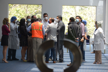 Situación. Ayer se vivió un intenso debate entre los miembros del Ministerio de Salud, COE Nacional y COE Cantonal, para decidir si se jugaba o no el duelo entre Barcelona y Flamengo en pleno lobbie del hotel Hilton Colón Guayaquil.