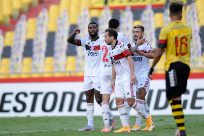 Los brasileños aprovecharon los errores de la endeble defensa torera para convertir los dos tantos del primer tiempo.