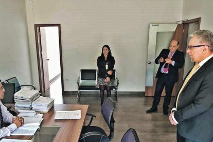 Recorte. Pedro Crespo (d), director de la Judicatura, advierte que ya han desvinculado a 290 servidores judiciales este año.