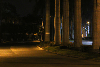 Oscuridad. En algunos tramos de la vía principal de La Puntilla y sus calles secundarias, la iluminación es escasa.