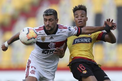 Byron Castillo (d), defensa de Barcelona, fue uno de los pocos jugadores que intentó marcar diferencias ante Flamengo.

 FBL-LIBERTADORES-BARCELONA-FLAMENGO