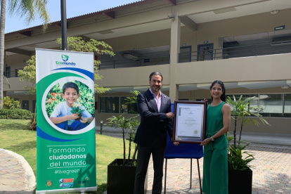 Raquel Maquilón, rectora de la unidad educativa, recibió la certificación.