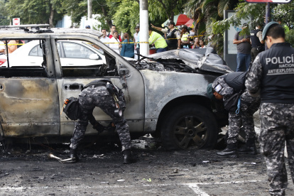 En esta foto de archivo de mayo de 2019, se observa cómo quedó un automóvil luego de la explosión de un artefacto en la Universidad de Guayaquil.