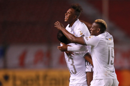 Jhojan Julio (arriba) colaboró en la goleada de Liga de Quito ante Sao Paulo.