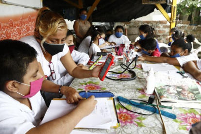 Escuela. En su casa de caña, Beatriz Menoscal, líder comunitaria de Monte Sinaí recibe a 42 estudiantes cuyas edades fluctúan entre 6 y 17 años