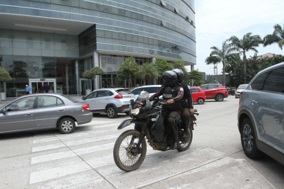 Controles. Personal policial y agentes metropolitanos monitorean el sector. Los habitantes sugieren que se instalen en puntos con escasa iluminación.