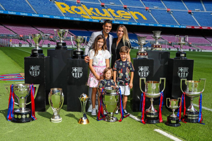 Luis Suárez posó junto a su familia y varios de los trofeos conseguidos en su paso por el Barcelona.
