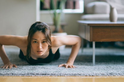 Una mujer realiza una sesión de entrenamiento del método Sakuma