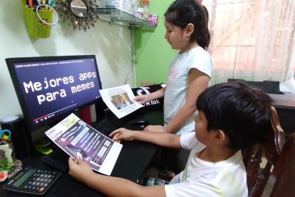 Algunos de los participantes buscan las mejores apps para realizar los memes.