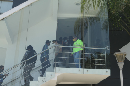 Alexis Mera saliendo de la Policía Judicial de Guayaquil.