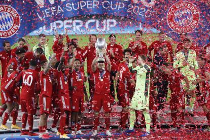 Los jugadores del Bayern Múnich celebran luego de alcanzar la Supercopa europea.