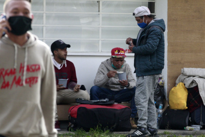 A inicios de mayo varios ciudadanos venezolanos se ubicaron en los exteriores de la Embajada de su país en Quito exigiendo que les ayuden a volver a Venezuela.