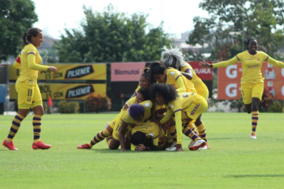 Festejo. Las jugadoras de Barcelona forman una montaña humana para celebrar uno de los tantos de Jhojandry Monsalve (oculta), figura del Clásico femenino al marcar dos goles.