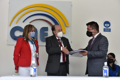 Gustavo Larrea y Alexandra Peralta fueron el primer binomio en solicitar la inscripción en el Consejo Nacional Electoral.