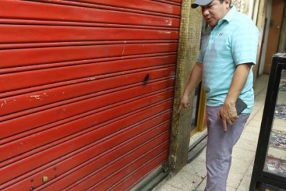 Justo Pionce mostró la puerta por donde ingresaron los pillos. Dañaron los candados y rompieron la puerta de vidrio.