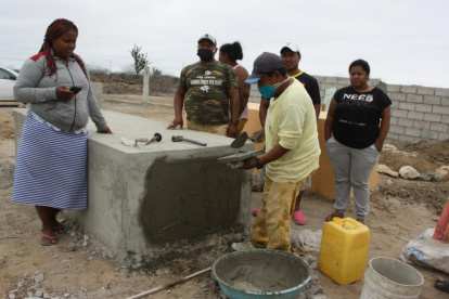 Los deudos acudieron al cementerio a sellar nuevamente la tumba de Jenny Velasco