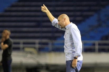 El técnico Miguel Ángel Ramírez resaltó los procedimientos que ejecuta el Independiente del Valle para precautelar la salud de sus jugadores.